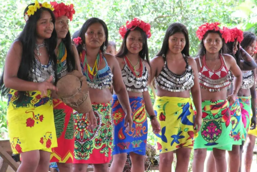 Grupo de chicas embera tocando música y bailando para los turistas en Panamá