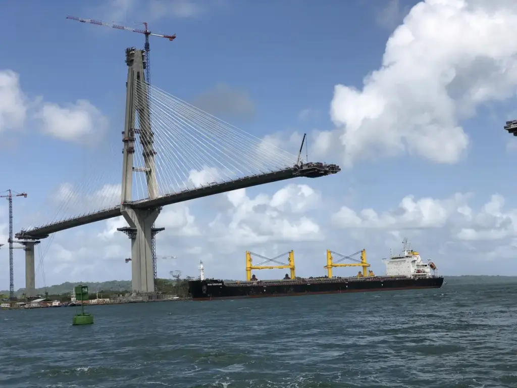Un buque pasando bajo el Puente Atlántico al acercarse a las esclusas de Gatún
