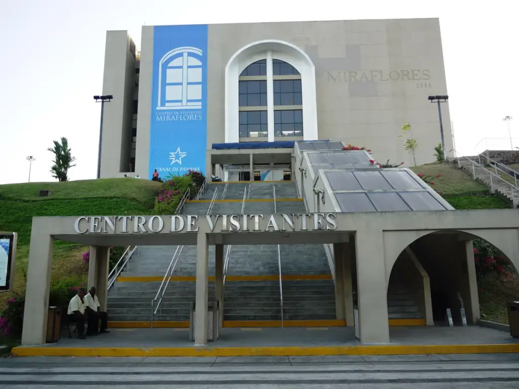 Fachada del Centro de Visitantes de Miraflores, junto a las esclusas