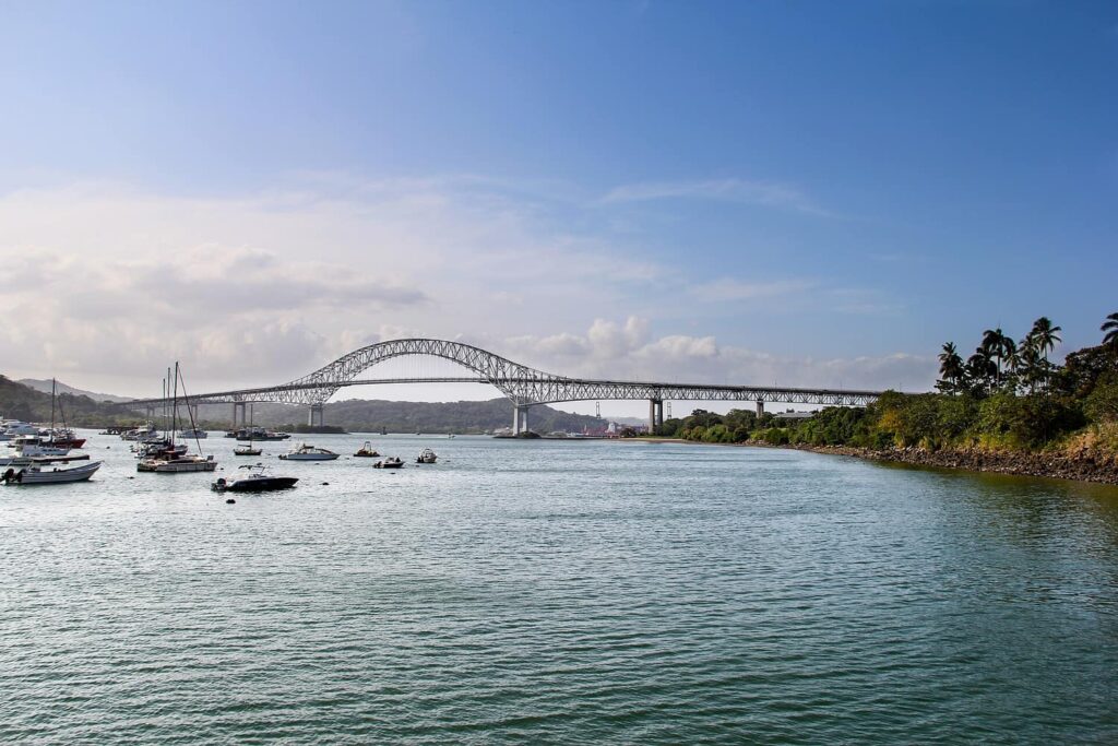 Estructura del Puente de las Américas sobre aguas del canal