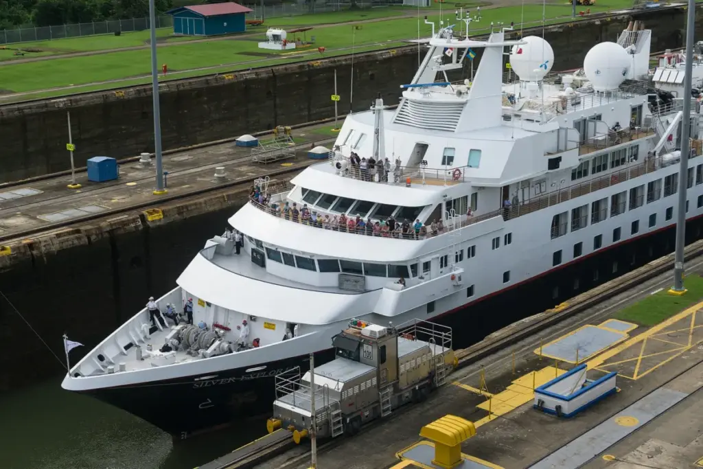 Un crucero atravesando las esclusas de Miraflores