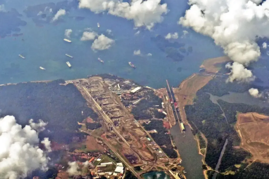 Vista aérea de las esclusas de Gatún con varios buques esperando