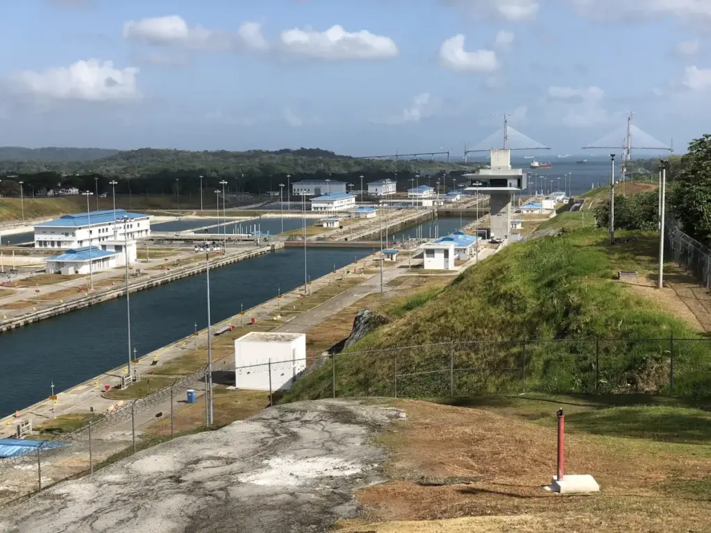 Las nuevas esclusas de Gatún mirando hacia el Puente Atlántico y el mar Caribe