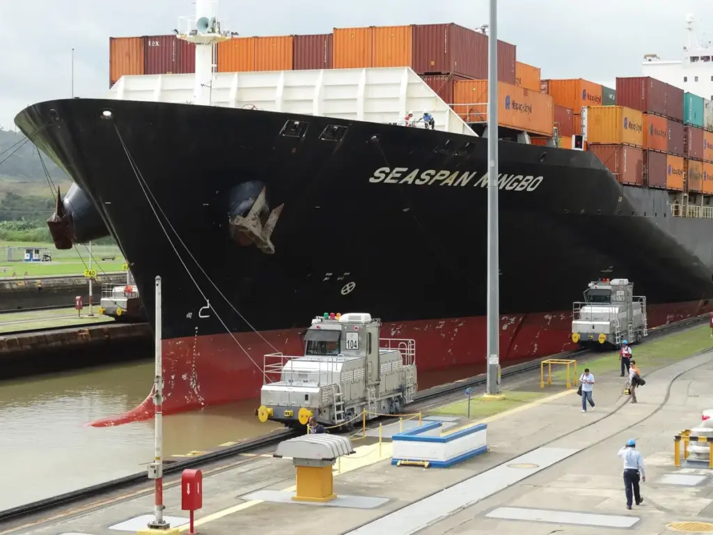Locomotoras remolcando un portacontenedores a través de las esclusas de Miraflores