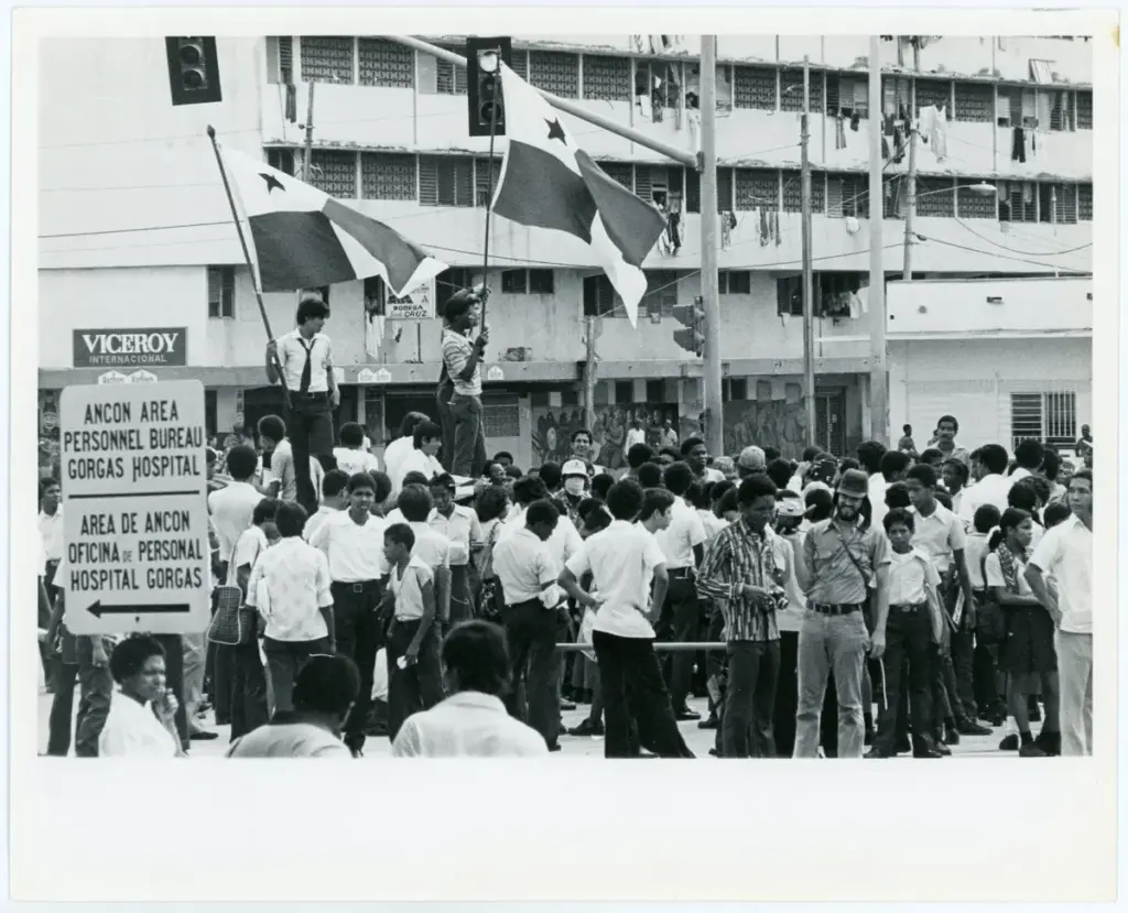Manifestación con banderas en el límite entre Panamá y la antigua Zona del Canal