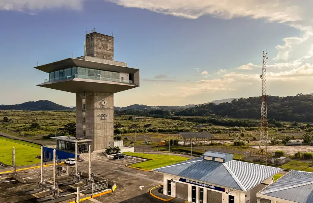 Plataforma de observación de las esclusas de Cocolí