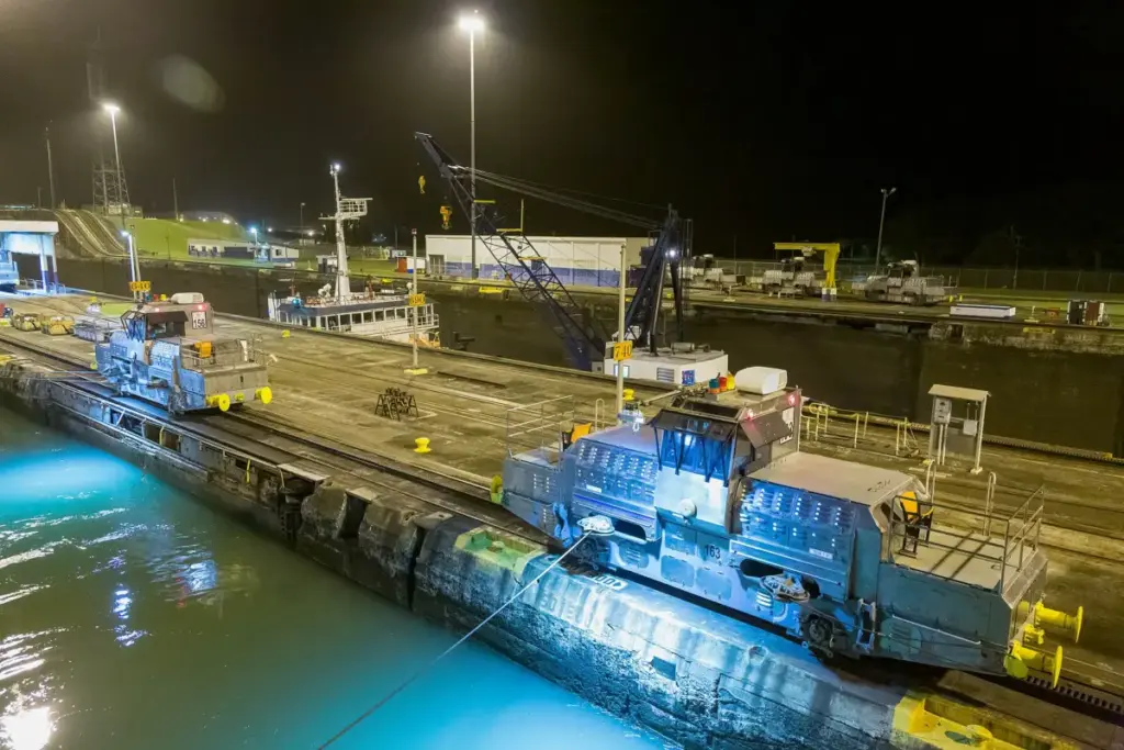 Locomotoras del Canal trabajando de noche en las esclusas de Gatún