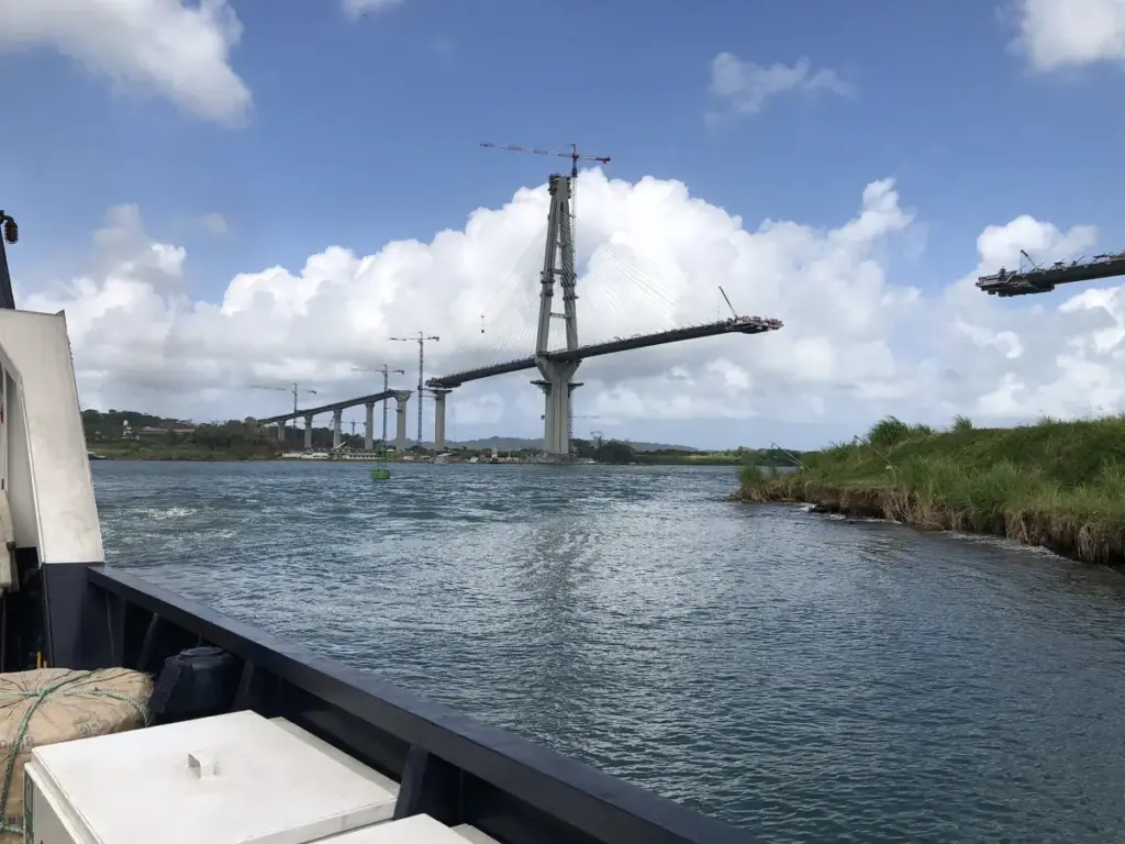 El Puente Atlántico durante su construcción, visto desde el ferry de Colón