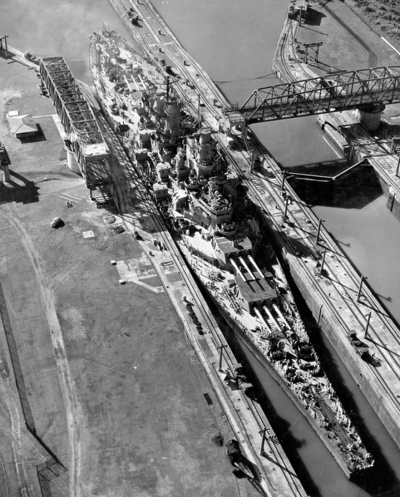 Buque militar en las esclusas de Miraflores, ejemplo histórico de tránsito programado