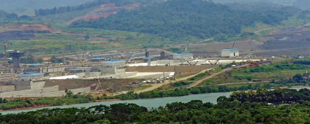 Construcción del tercer juego de esclusas en el Pacífico