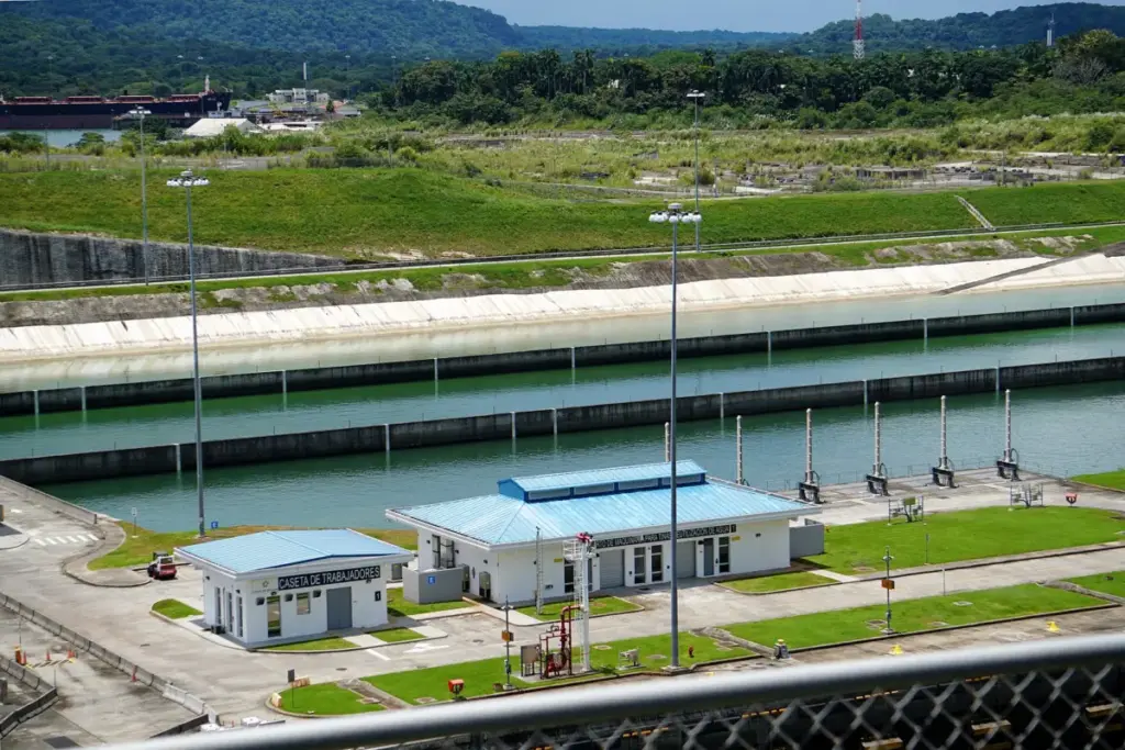 Las tinas de ahorro de agua del complejo de Agua Clara vistas desde el aire